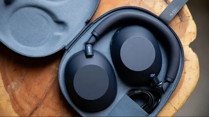 Sony WH-1000XM6 cũng có thiết kế gọn hơn và có thể gập lại