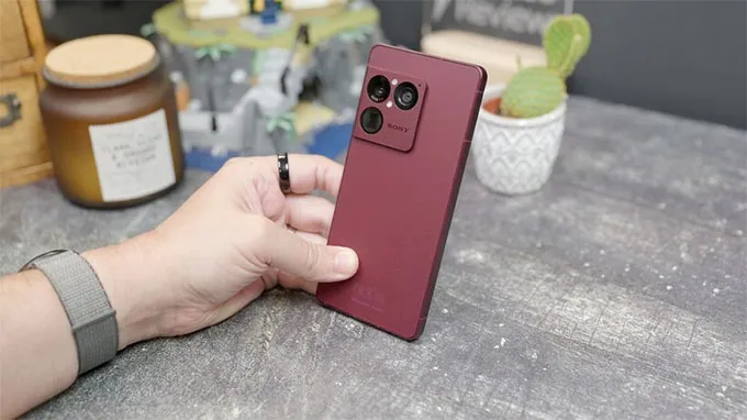 Xperia 1 VIII giữ nguyên tổng thể vuông vắn, mạnh mẽ