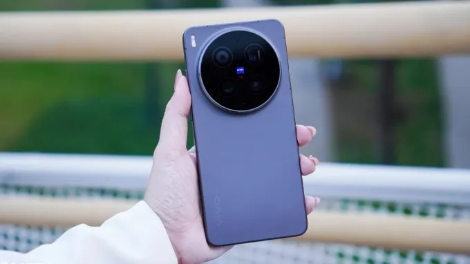 Vivo X300 Ultra có kích thước 163 x 76.8 x 8.2 mm hoặc 8.5 mm