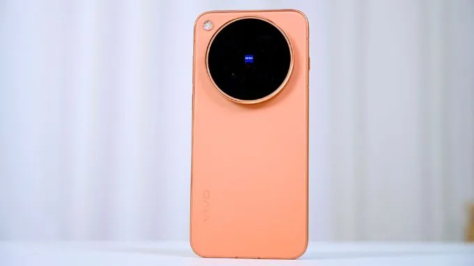 Vivo X500 Pro Max lựa chọn kiểu thiết kế tập trung mạnh vào hệ thống camera
