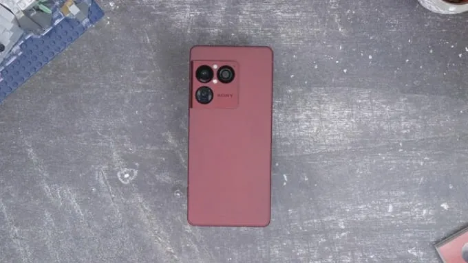 Sony Xperia 1 VIII tiếp tục duy trì kiểu dáng thanh mảnh đặc trưng với màn hình 6.5 inch