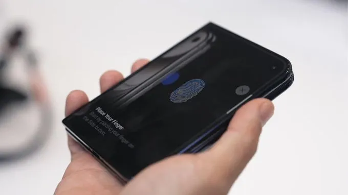 iPhone Duo tích hợp Touch ID vào nút sườn