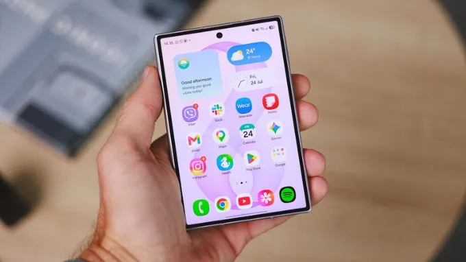 Cảm giác cầm nắm Galaxy Z Fold8 khi gập