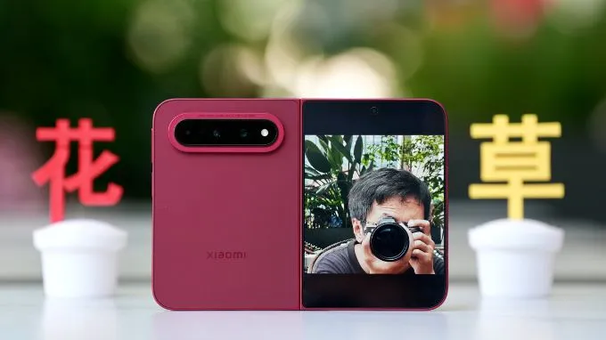 Cơ chế gập cũng mang đến một số cách sử dụng camera thú vị