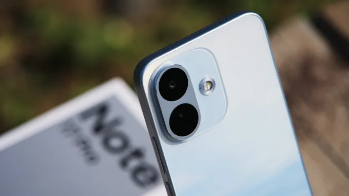 Camera đủ dùng, hỗ trợ chống rung OIS