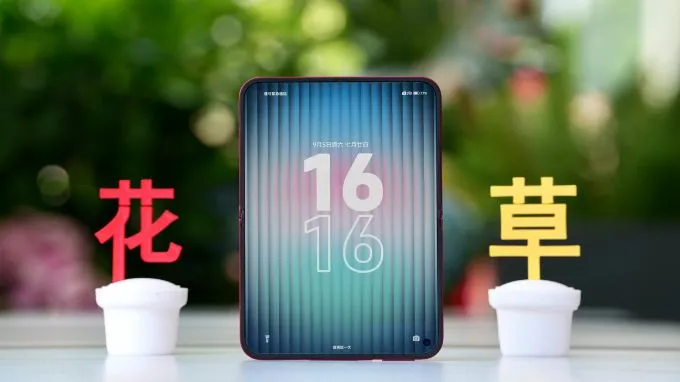 Máy được trang bị màn hình ngoài 5.38 inch và màn hình bên trong 7.58 inch