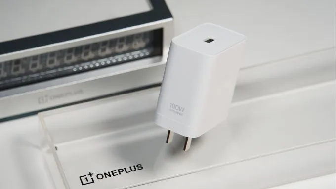OnePlus 16 còn hỗ trợ sạc nhanh có dây 100W và sạc không dây 50W