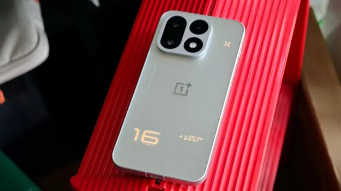 OnePlus 16 cho thấy hãng vẫn ưu tiên phong cách thiết kế hiện đại