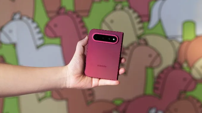 Điểm đầu tiên gây chú ý khi cầm trên tay Xiaomi 18 Fold là kiểu dáng khá vuông