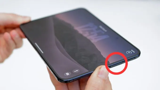 Touch ID của iPhone Duo được tích hợp ngay tại nút sườn ở cạnh bên