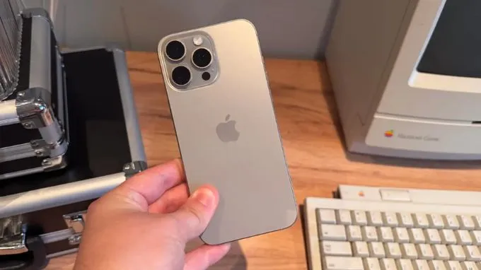 Vỏ iPhone 16 Pro Max làm bằng chất liệu gì