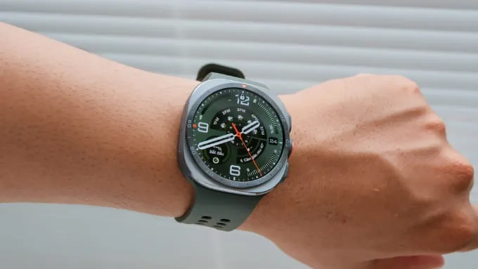 Samsung Galaxy Watch Ultra2 màu Bạc Titan  