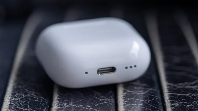 Thời lượng pin là một yếu tố quan trọng khi so sánh Galaxy Buds 4 và AirPods 4 ANC