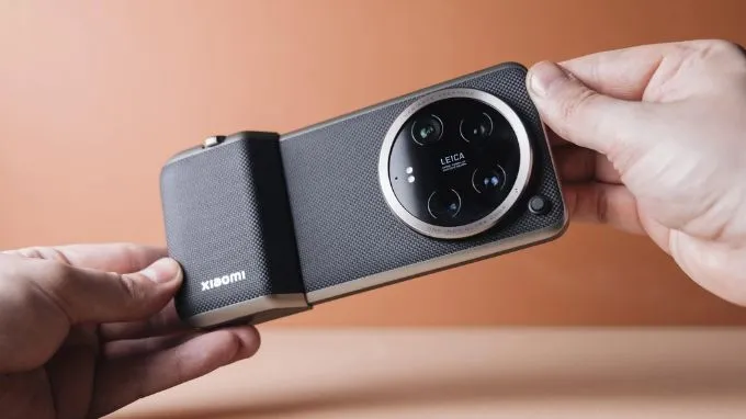 Xiaomi 13 Ultra và Xiaomi 14 Ultra