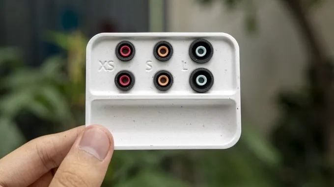 Đi kèm trong hộp là bốn kích cỡ nút tai làm từ bọt biển mềm