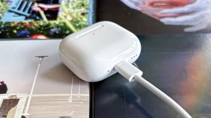 Sạc đầy pin cho AirPods