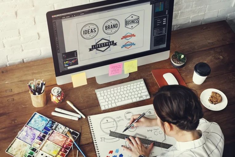 Làm designer freelance thiết kế bằng Canva